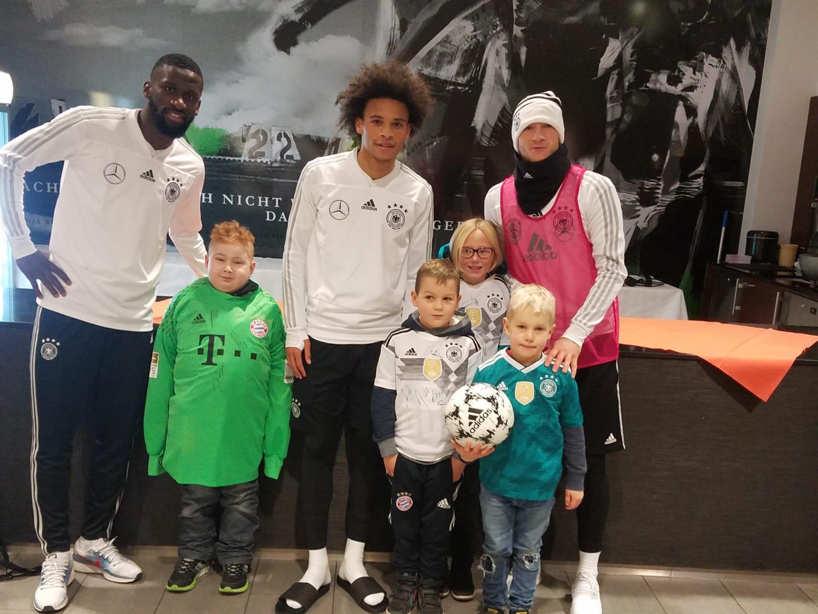 "Leroy Sane Eltern Hintergrundinformationen über die Familie des Fußballspielers" Promi Lounge